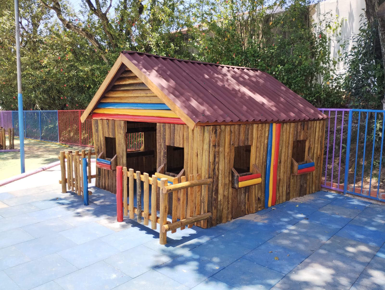 Playground de madeira eucalipto